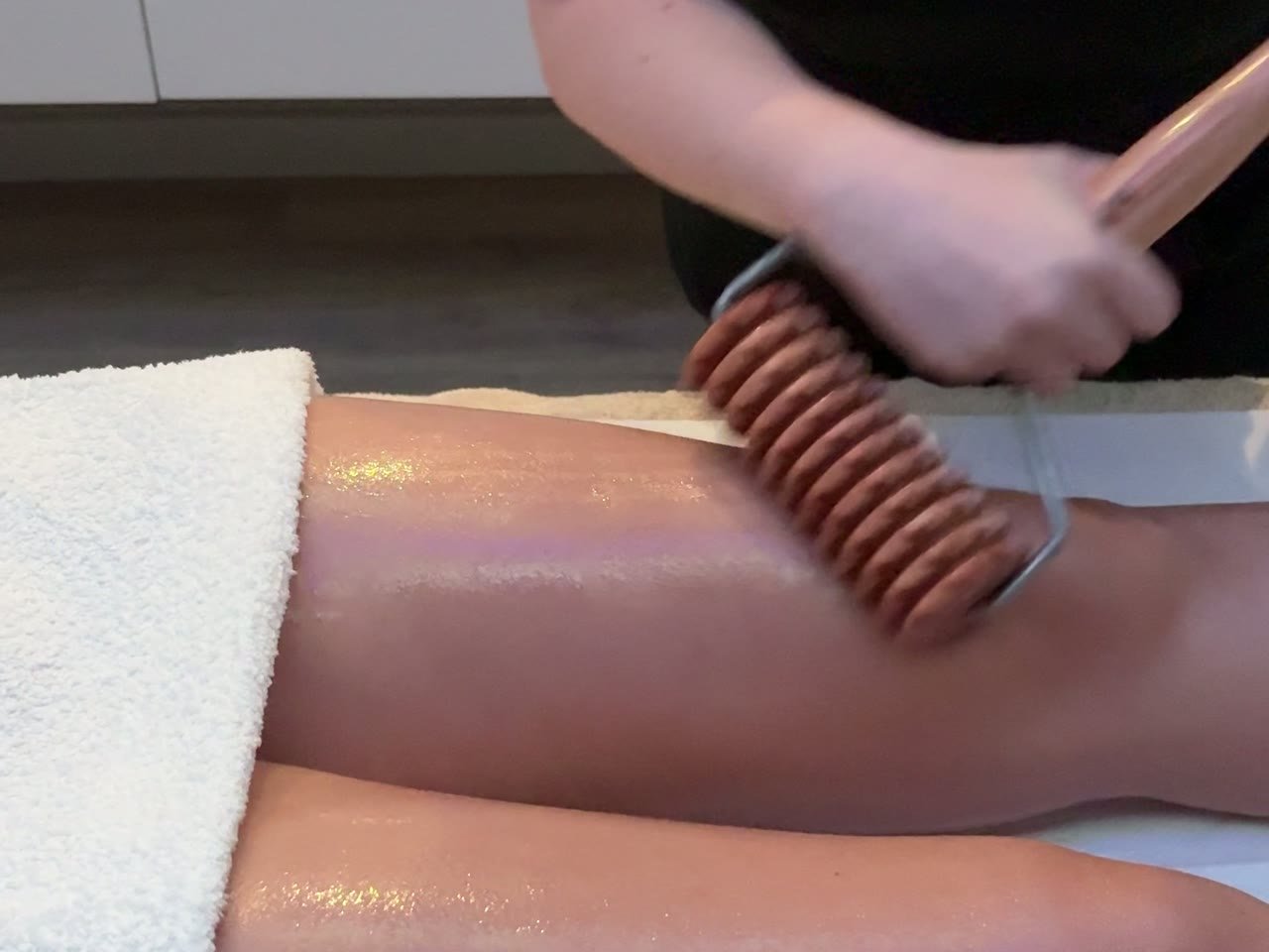 A maderotherapy treatment using wooden tools at Beauty in the City